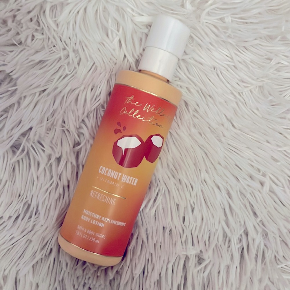 New! Bath and Body Works COCONUT WATER replenishing body lotion